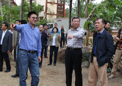 朱允山（右一）考察什进村原来的村民住宅和生活设施